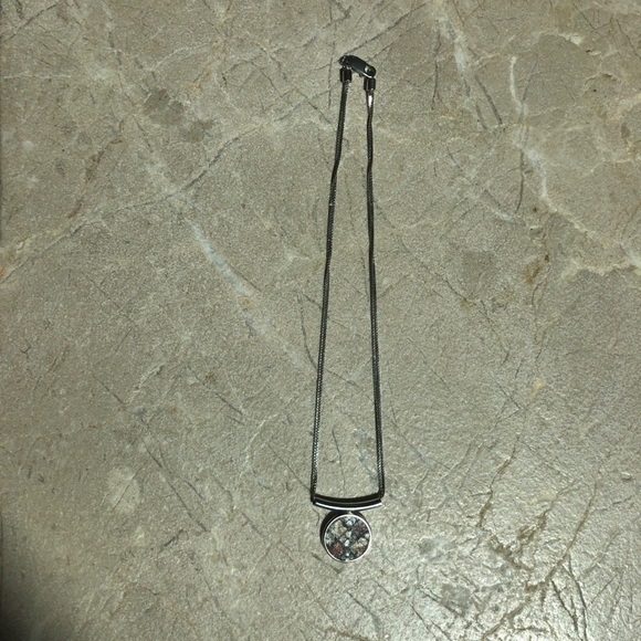 Flower design pendant and silver chain necklace - Picture 2 of 8